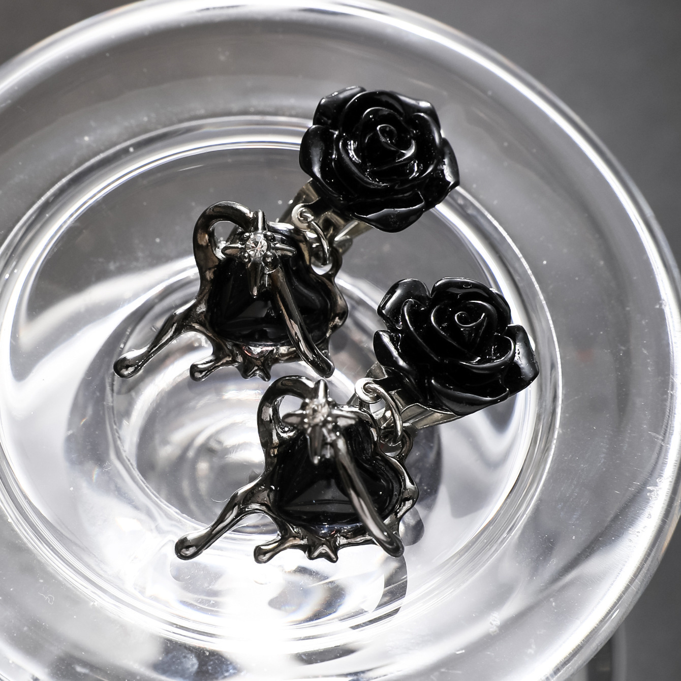 Dark Punk Special-interest Design Black Rose Heart-shaped Tassel Earrings - Image 3