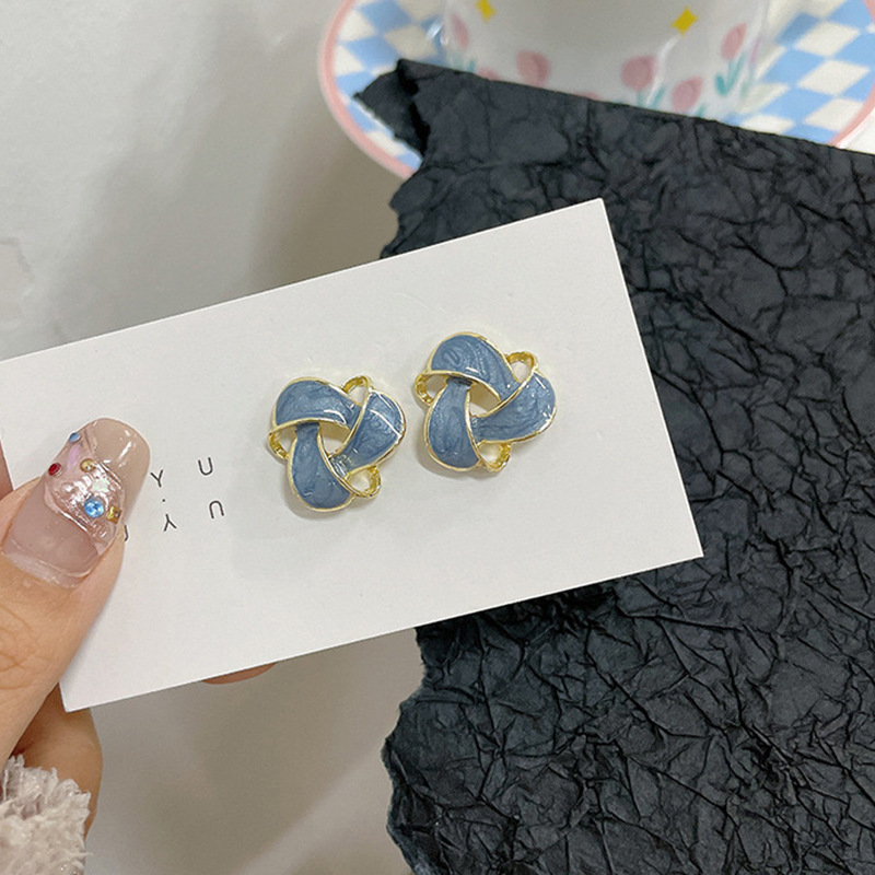 All-match Retro Flower Petite Earrings Women - Image 2