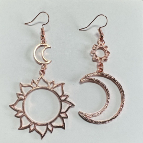Retro Asymmetric Sun Moon Hollow Stud Earrings - Image 5