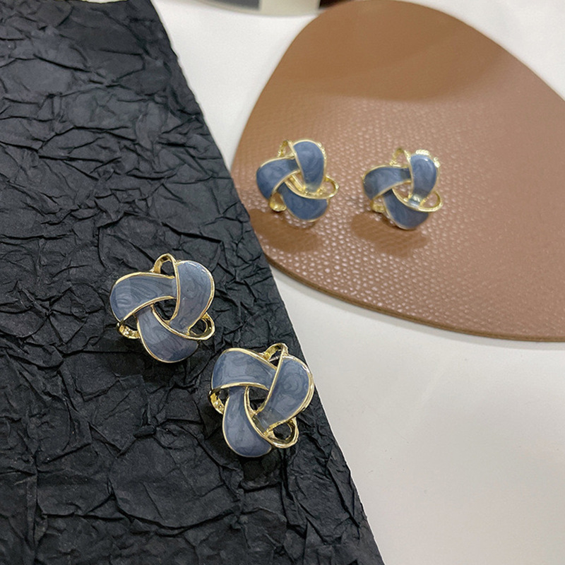 All-match Retro Flower Petite Earrings Women - Image 3