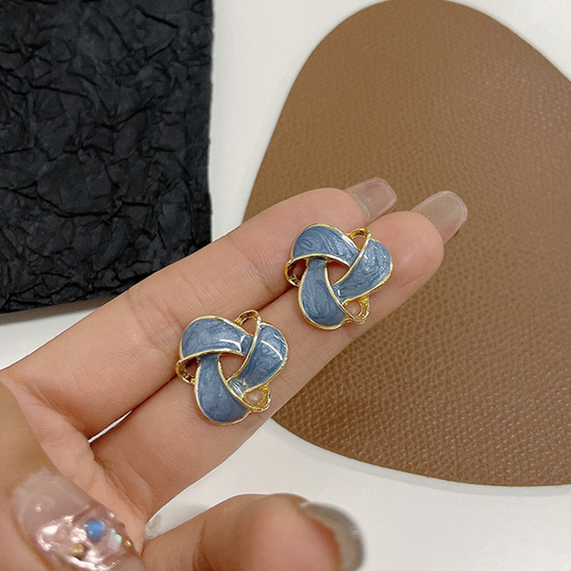 All-match Retro Flower Petite Earrings Women - Image 4